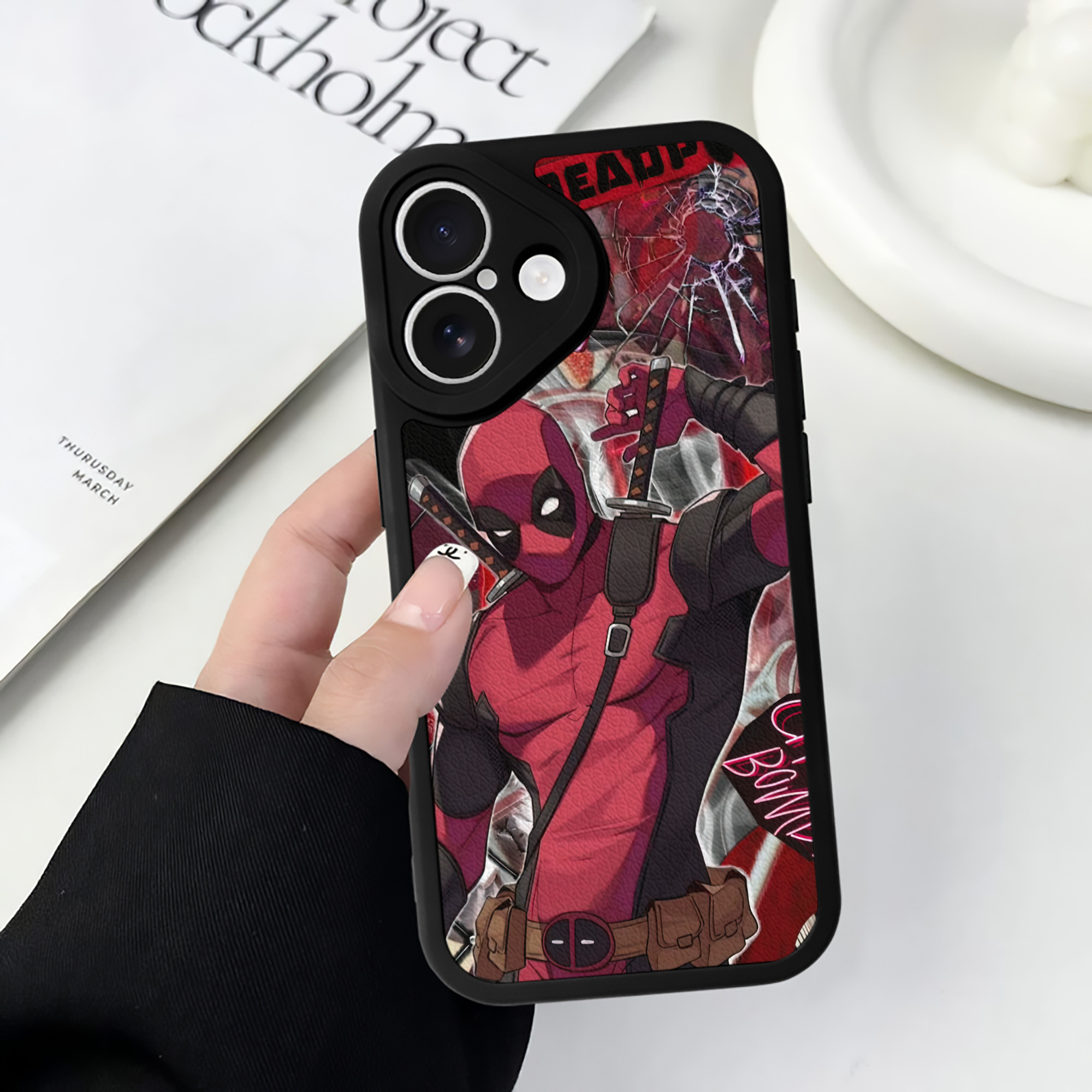 （画像用） Deadpool デッドプール 【iPhone 16シリーズ対応】シリコンスマホケース（レザー調） 材質：シリコン